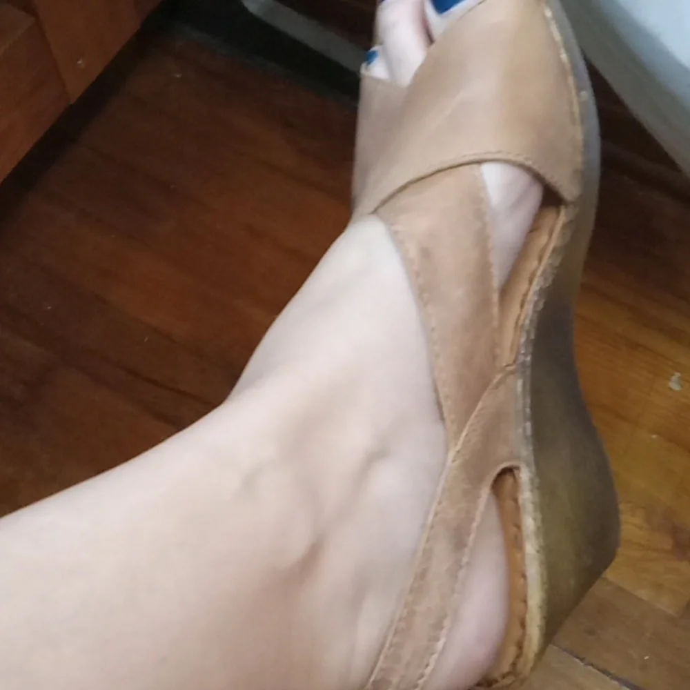 Born women's leather tan sandal wedge size 9